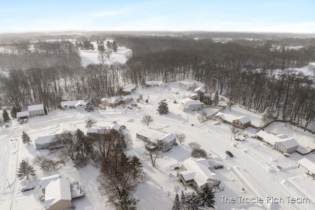 831 Scott Woods Drive NE, Comstock Park, MI 49321