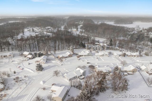 831 Scott Woods Drive NE, Comstock Park, MI 49321