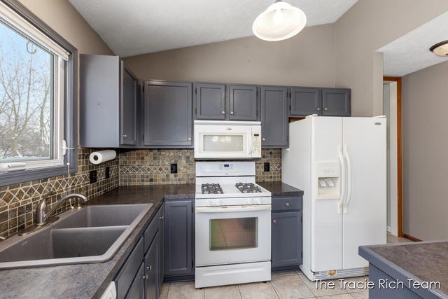 831 Scott Woods Drive NE, Comstock Park, MI 49321