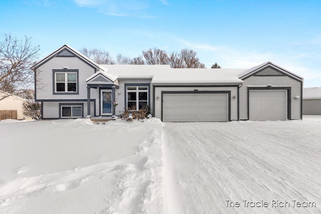 831 Scott Woods Drive NE, Comstock Park, MI 49321