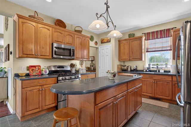 17 Oldwyck Crescent, Highland Mills, NY 10930