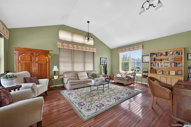 17 Oldwyck Crescent, Highland Mills, NY 10930