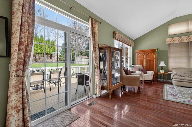 17 Oldwyck Crescent, Highland Mills, NY 10930