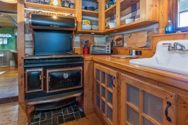 6102 Jennings Creek RD, Buchanan, VA 24066