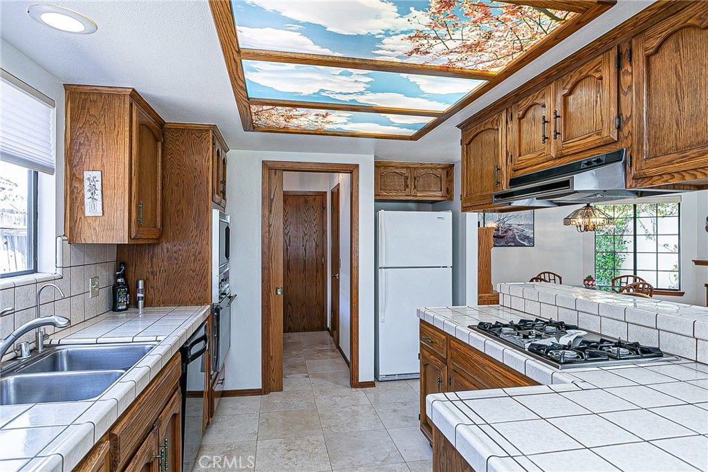 Image 10 of property listing at 855 Sunshine Court, Santa Maria, CA 93455