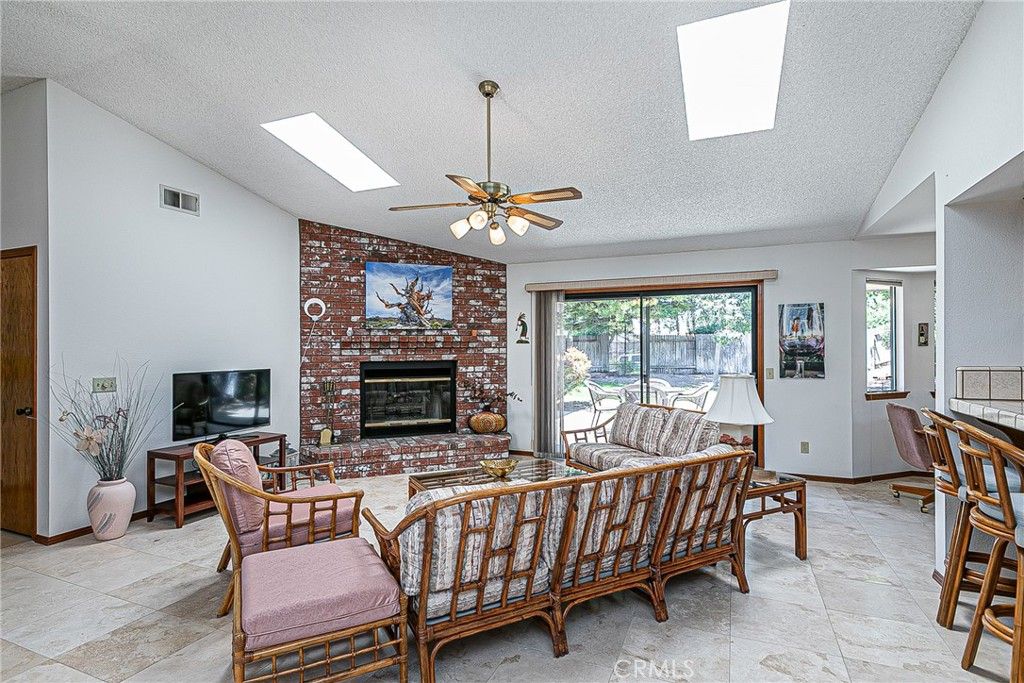 Image 4 of property listing at 855 Sunshine Court, Santa Maria, CA 93455