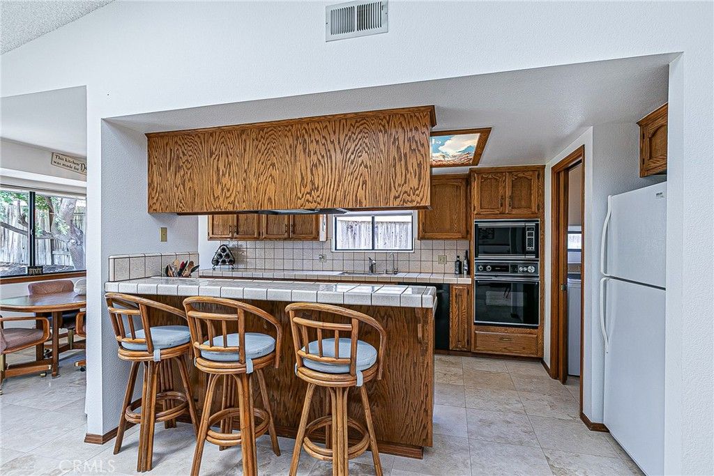 Image 8 of property listing at 855 Sunshine Court, Santa Maria, CA 93455