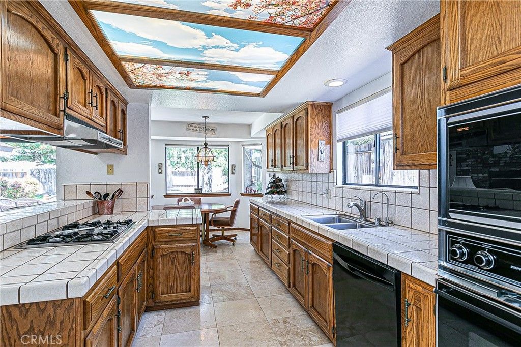 Image 9 of property listing at 855 Sunshine Court, Santa Maria, CA 93455