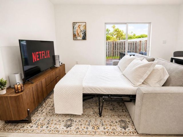 170 NE 158TH Street 11, Miami, FL 33162