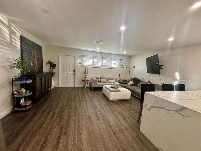 5027 Michigan Av. 16b, West Palm Beach, FL 33415