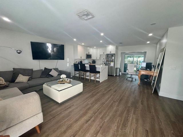 5027 Michigan Av. 16b, West Palm Beach, FL 33415