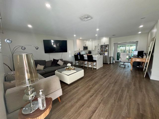 5027 Michigan Av. 16b, West Palm Beach, FL 33415