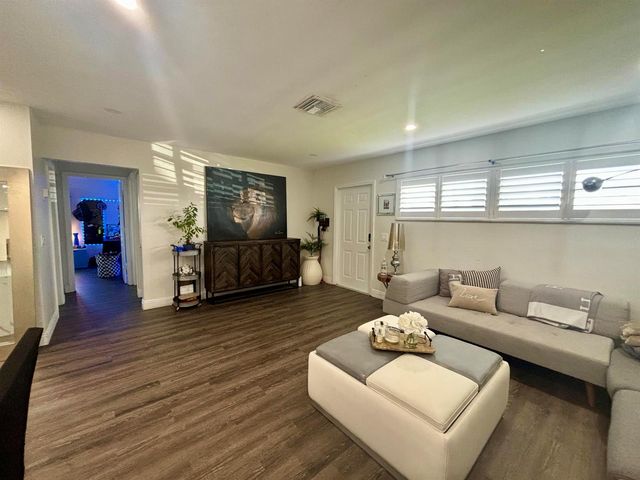 5027 Michigan Av. 16b, West Palm Beach, FL 33415