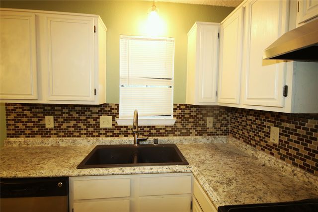 109 Australia Court, Glenn Heights, TX 75154