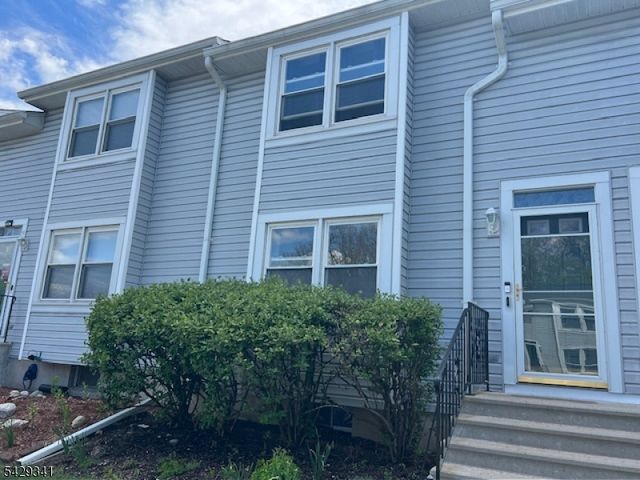14 Village Dr, Hamburg Boro, NJ 07419