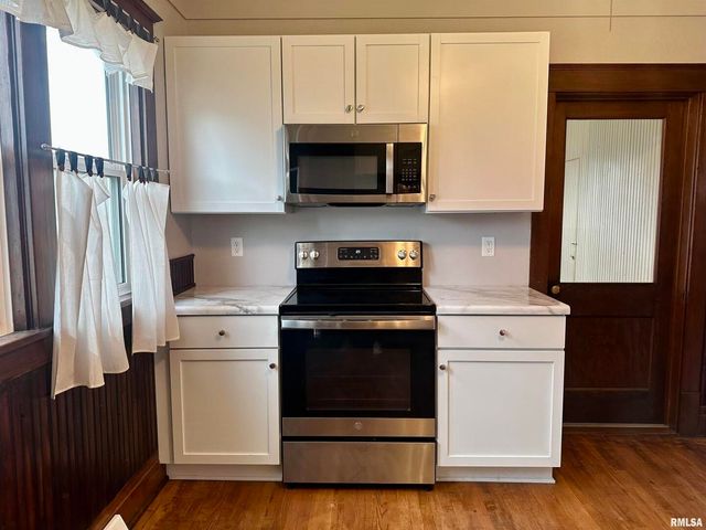 811 7th Avenue S, Clinton, IA 52732