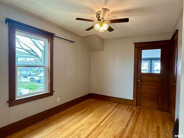 811 7th Avenue S, Clinton, IA 52732