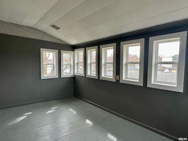 811 7th Avenue S, Clinton, IA 52732