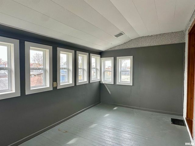 811 7th Avenue S, Clinton, IA 52732