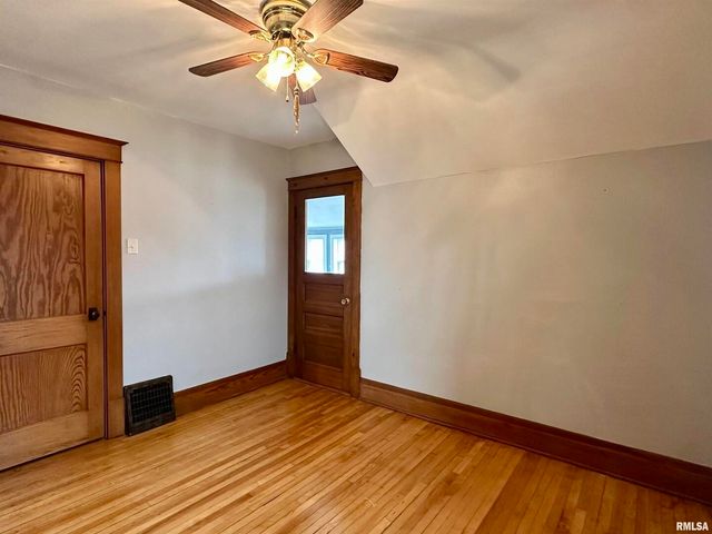 811 7th Avenue S, Clinton, IA 52732