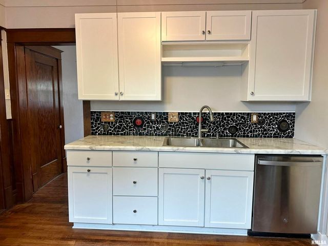 811 7th Avenue S, Clinton, IA 52732