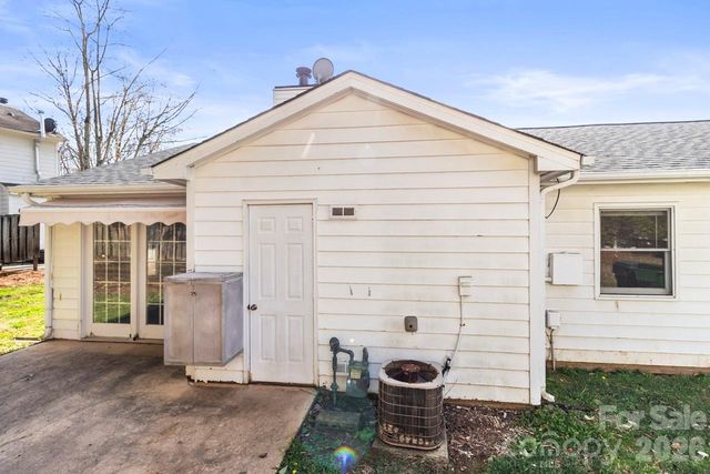 6041 Crape Myrtle Lane, Charlotte, NC 28216