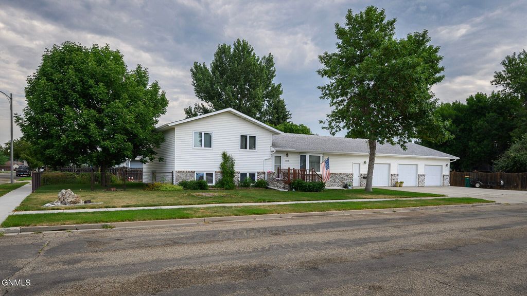 3226 Devon Drive, Bismarck, ND 58504 photo 2