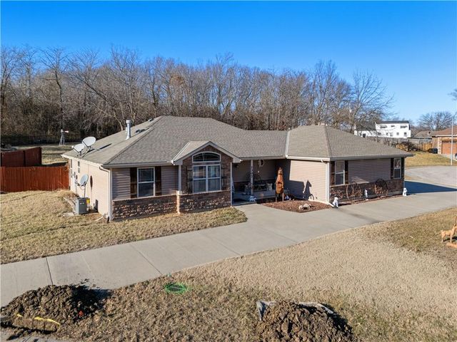 1307 Lawndale Avenue, Pleasant Hill, MO 64080