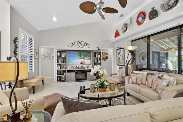 1021 Tivoli CT, Naples, FL 34104