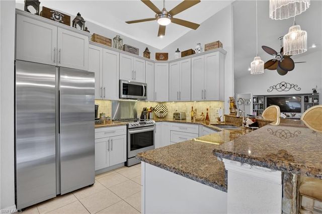 1021 Tivoli CT, Naples, FL 34104