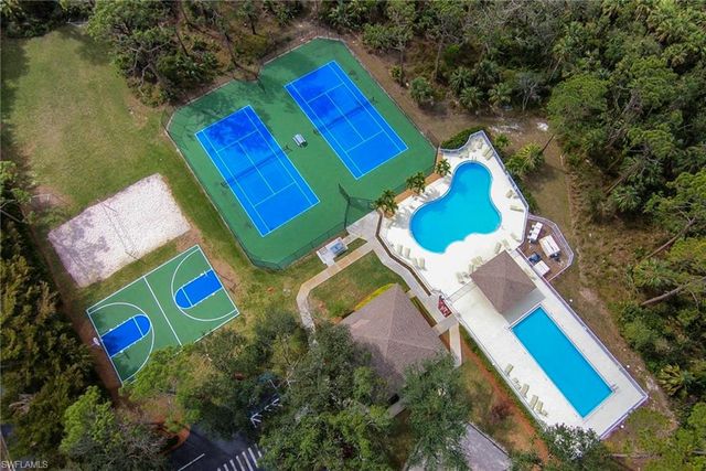 1021 Tivoli CT, Naples, FL 34104