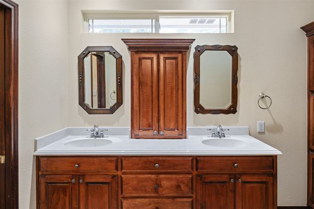 200 Bushwhacker Drive, Mabank, TX 75156