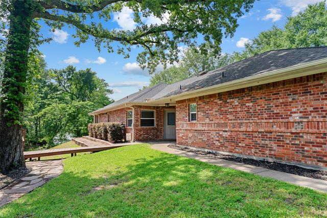 200 Bushwhacker Drive, Mabank, TX 75156