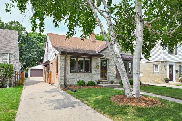 2329 N 89th STREET, Wauwatosa, WI 53226
