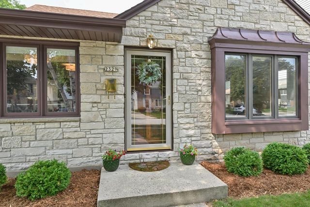 2329 N 89th STREET, Wauwatosa, WI 53226