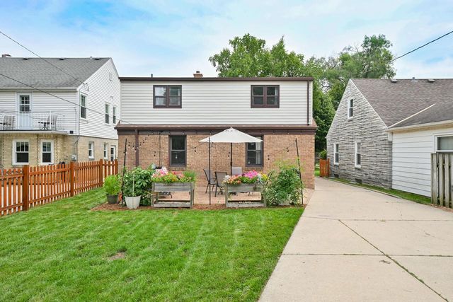 2329 N 89th STREET, Wauwatosa, WI 53226
