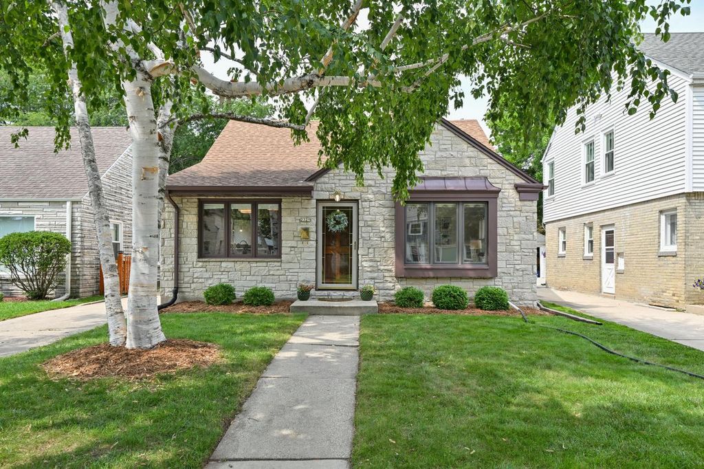 2329 N 89th STREET, Wauwatosa, WI 53226