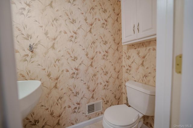 9 Mohannis Way, Kings Park, NY 11754