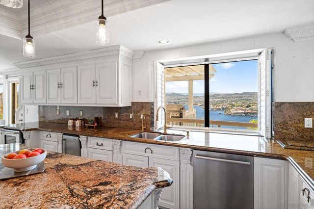 22564 Inspiration Pt, Canyon Lake, CA 92587