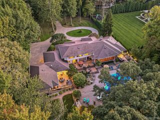 17477 IRIS Circle, Clinton Charter Township, MI 48036