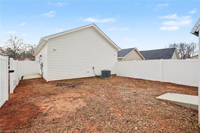 715 Meadowgreen Village Drive, Eden, NC 27288