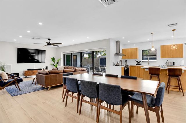 24 Castle Harbor Is, Fort Lauderdale, FL 33308