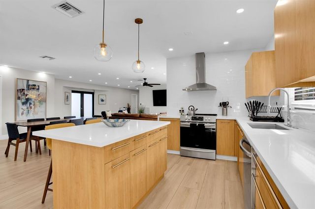 24 Castle Harbor Is, Fort Lauderdale, FL 33308