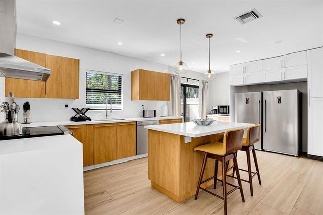 24 Castle Harbor Is, Fort Lauderdale, FL 33308