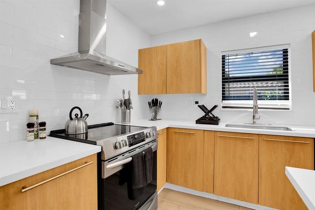 24 Castle Harbor Is, Fort Lauderdale, FL 33308