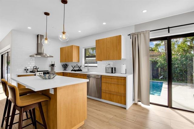 24 Castle Harbor Is, Fort Lauderdale, FL 33308