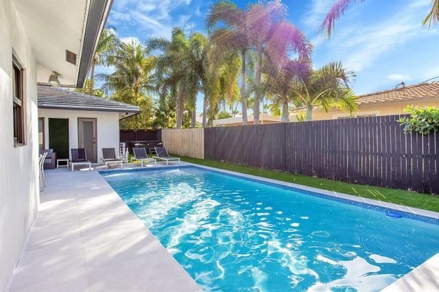 24 Castle Harbor Is, Fort Lauderdale, FL 33308