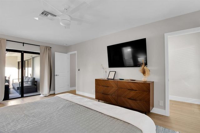 24 Castle Harbor Is, Fort Lauderdale, FL 33308