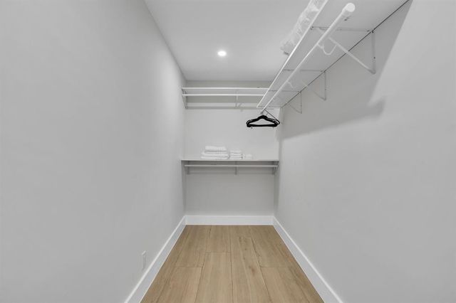 24 Castle Harbor Is, Fort Lauderdale, FL 33308