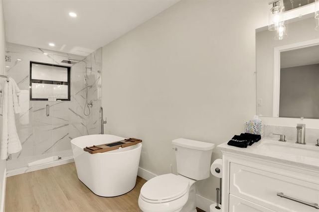 24 Castle Harbor Is, Fort Lauderdale, FL 33308